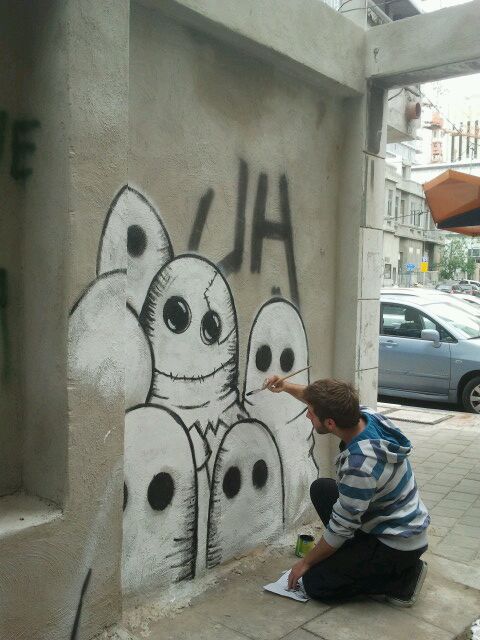 Damian Tab painting street art mural white people in Florentin